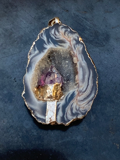 Améthyste et Agate, pendentif 'mini-géode' dit 'géodinhos', de 42mm de hauteur x 24 de largeur x 12 d'épaisseur. Vendu avec cordon noir réglable !