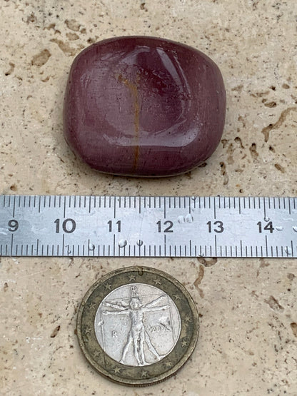 Jaspe Violet (Rare) – Galet poli naturel d’environ ± 34 mm (H) × 31 × 11 mm – 18,9 g