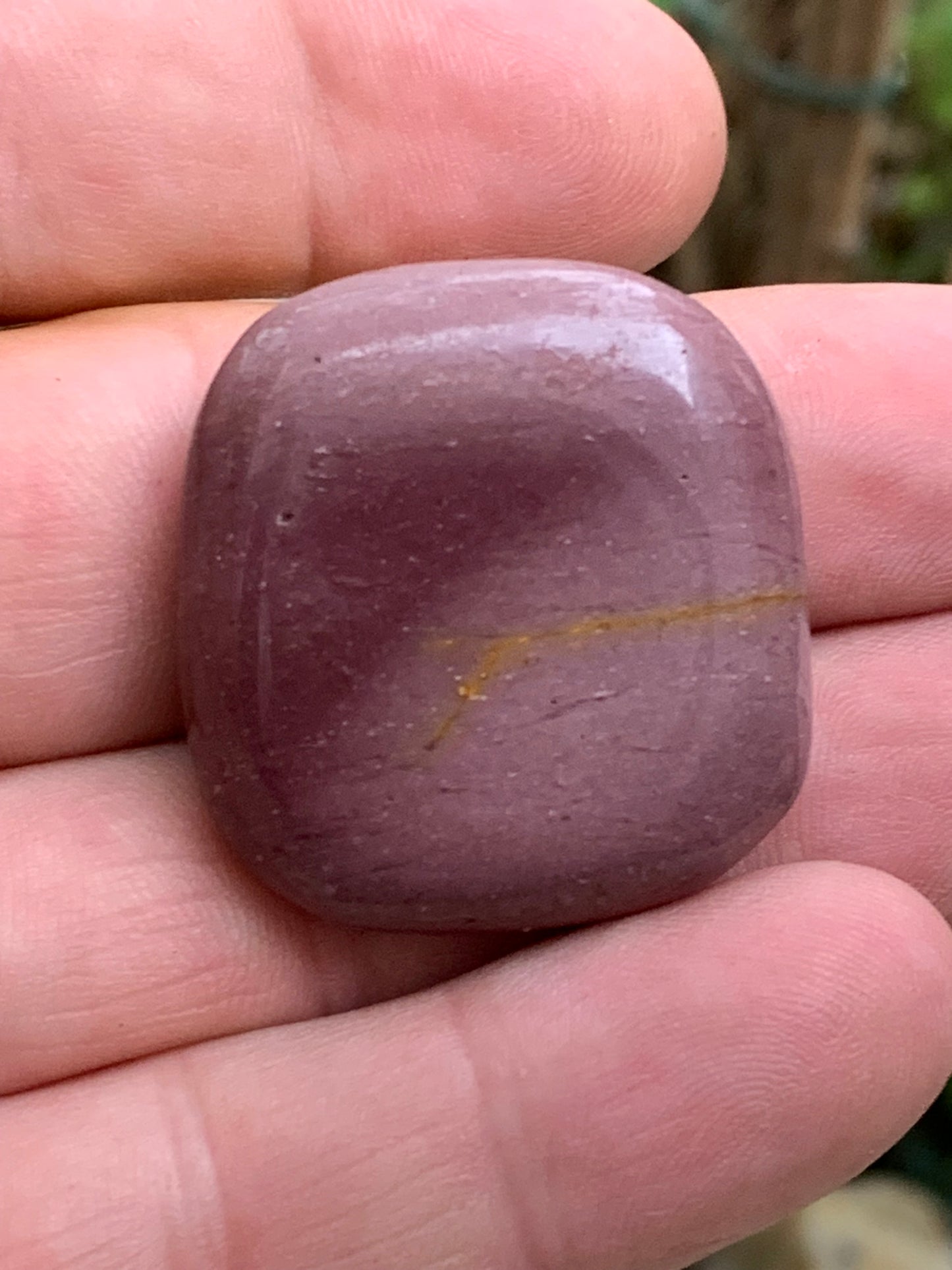 Jaspe Violet (Rare) – Galet poli naturel d’environ ± 34 mm (H) × 31 × 11 mm – 18,9 g