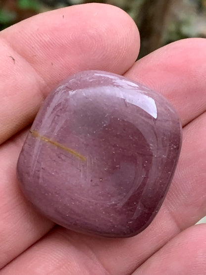 Jaspe Violet (Rare) – Galet poli naturel d’environ ± 34 mm (H) × 31 × 11 mm – 18,9 g