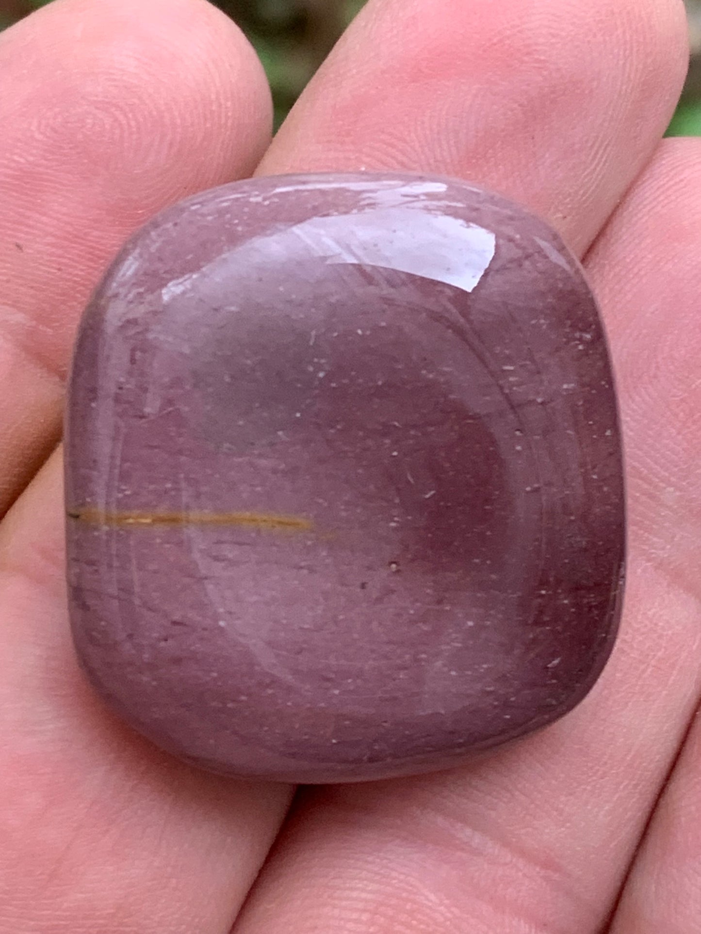 Jaspe Violet (Rare) – Galet poli naturel d’environ ± 34 mm (H) × 31 × 11 mm – 18,9 g