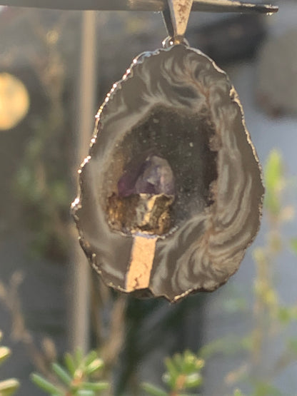 Améthyste et Agate, pendentif 'mini-géode' dit 'géodinhos', de 42mm de hauteur x 24 de largeur x 12 d'épaisseur. Vendu avec cordon noir réglable !