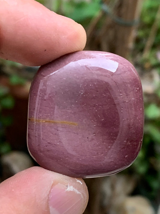 Jaspe Violet (Rare) – Galet poli naturel d’environ ± 34 mm (H) × 31 × 11 mm – 18,9 g