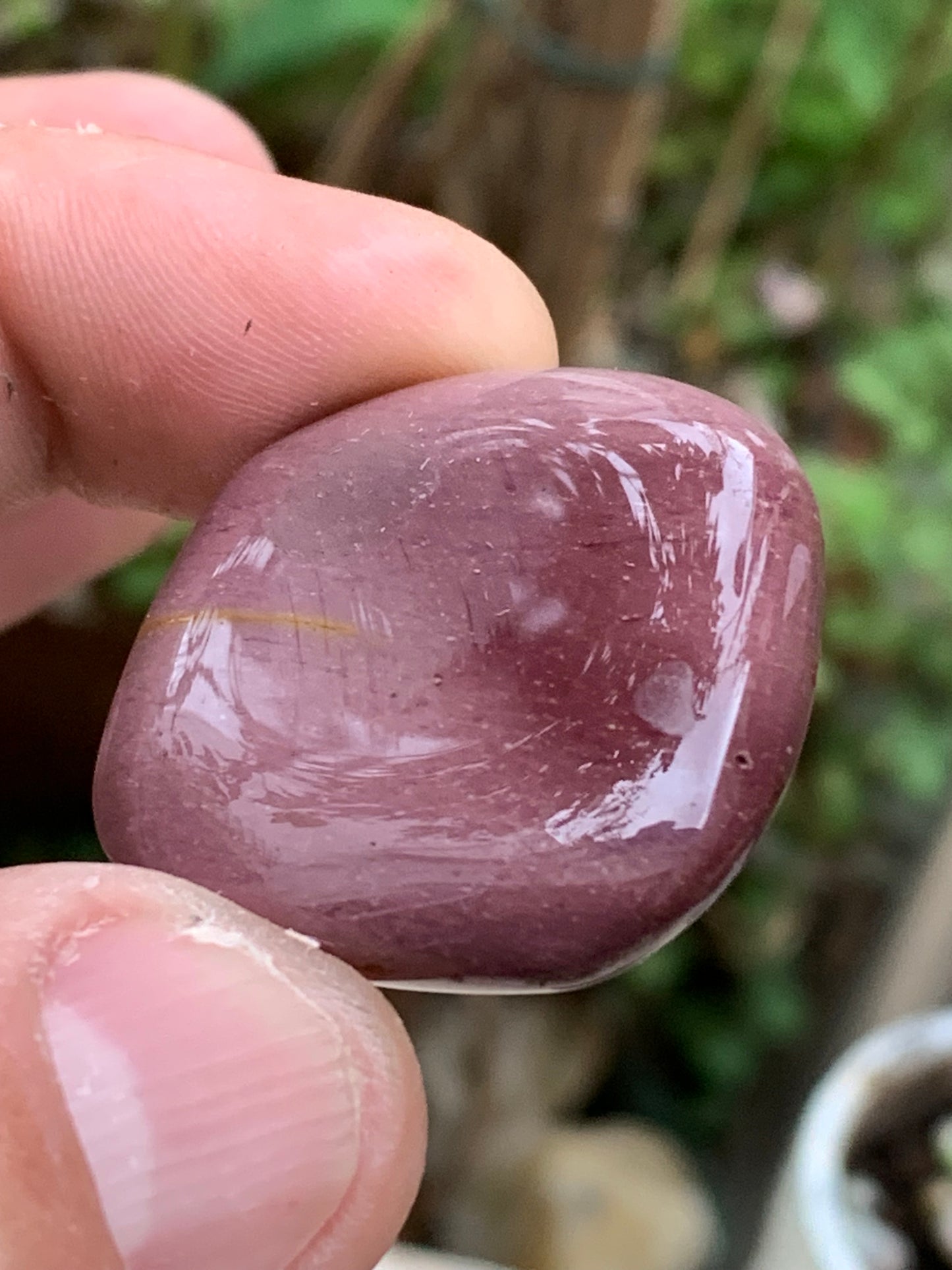 Jaspe Violet (Rare) – Galet poli naturel d’environ ± 34 mm (H) × 31 × 11 mm – 18,9 g