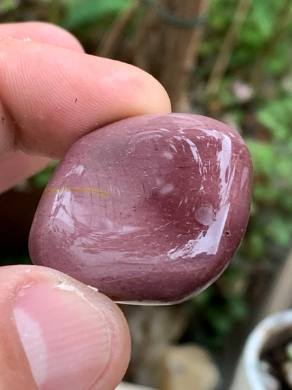 Jaspe Violet (Rare) – Galet poli naturel d’environ ± 34 mm (H) × 31 × 11 mm – 18,9 g