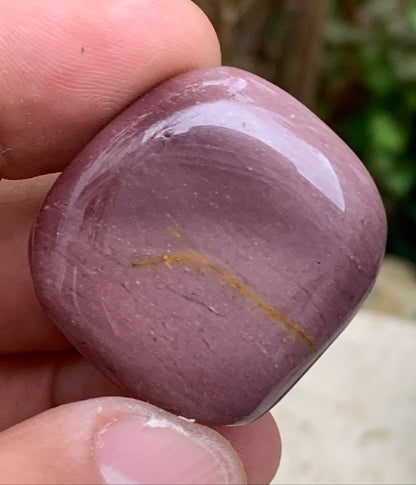 Jaspe Violet (Rare) – Galet poli naturel d’environ ± 34 mm (H) × 31 × 11 mm – 18,9 g
