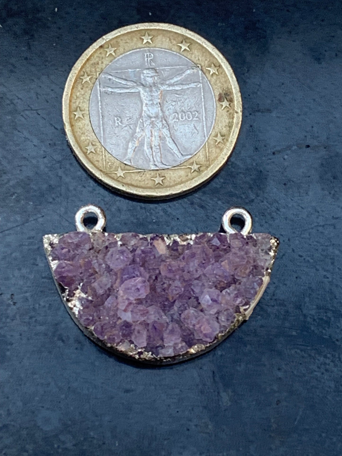 Améthyste, pendentif double-attache de 20mm de hauteur x 30 de largeur x 9 d'épaisseur. Vendu seul ou avec chaine !
