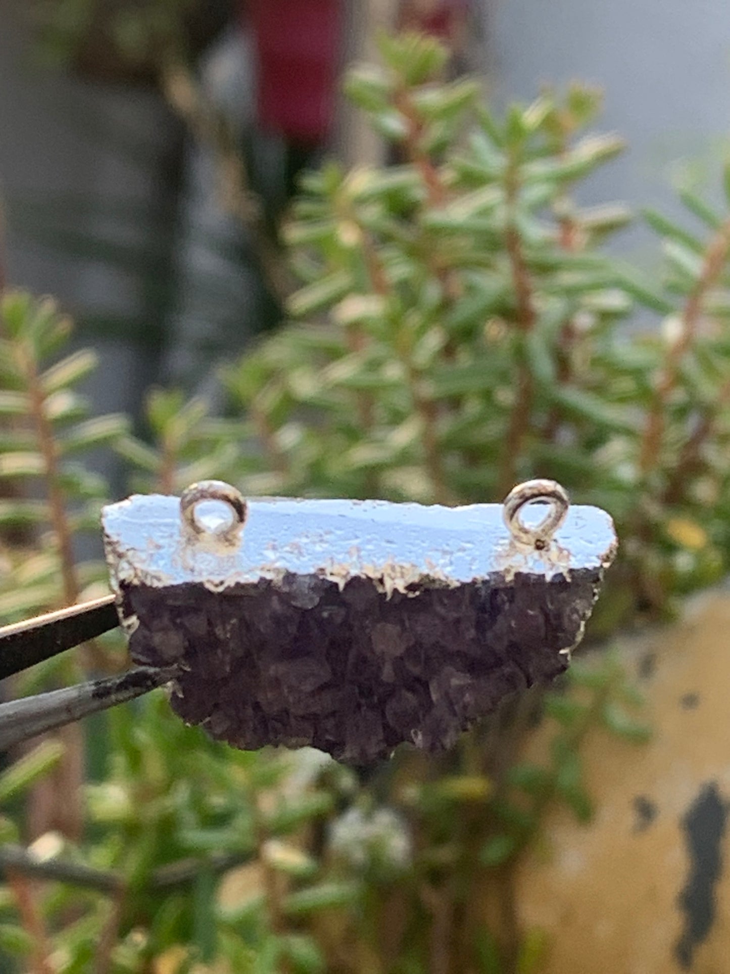 Améthyste, pendentif double-attache de 20mm de hauteur x 30 de largeur x 9 d'épaisseur. Vendu seul ou avec chaine !