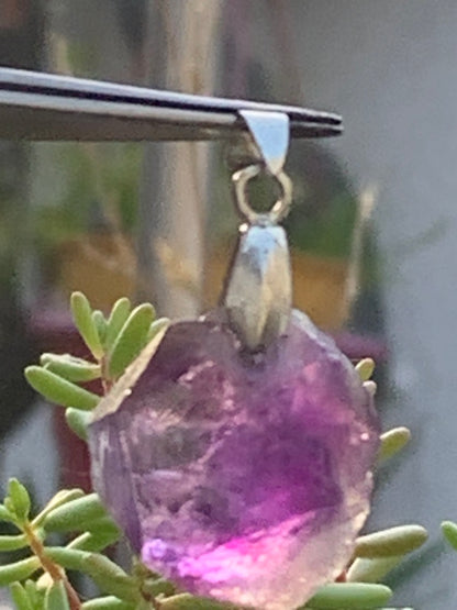 Améthyste, pendentif 'cristal', de 40mm de hauteur x 20 de largeur x 12 d'épaisseur. Vendu avec cordon réglable de couleur noire offert !