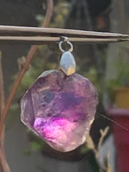 Améthyste, pendentif 'cristal', de 40mm de hauteur x 20 de largeur x 12 d'épaisseur. Vendu avec cordon réglable de couleur noire offert !