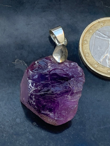 Améthyste, pendentif 'cristal', de 40mm de hauteur x 20 de largeur x 12 d'épaisseur. Vendu avec cordon réglable de couleur noire offert !