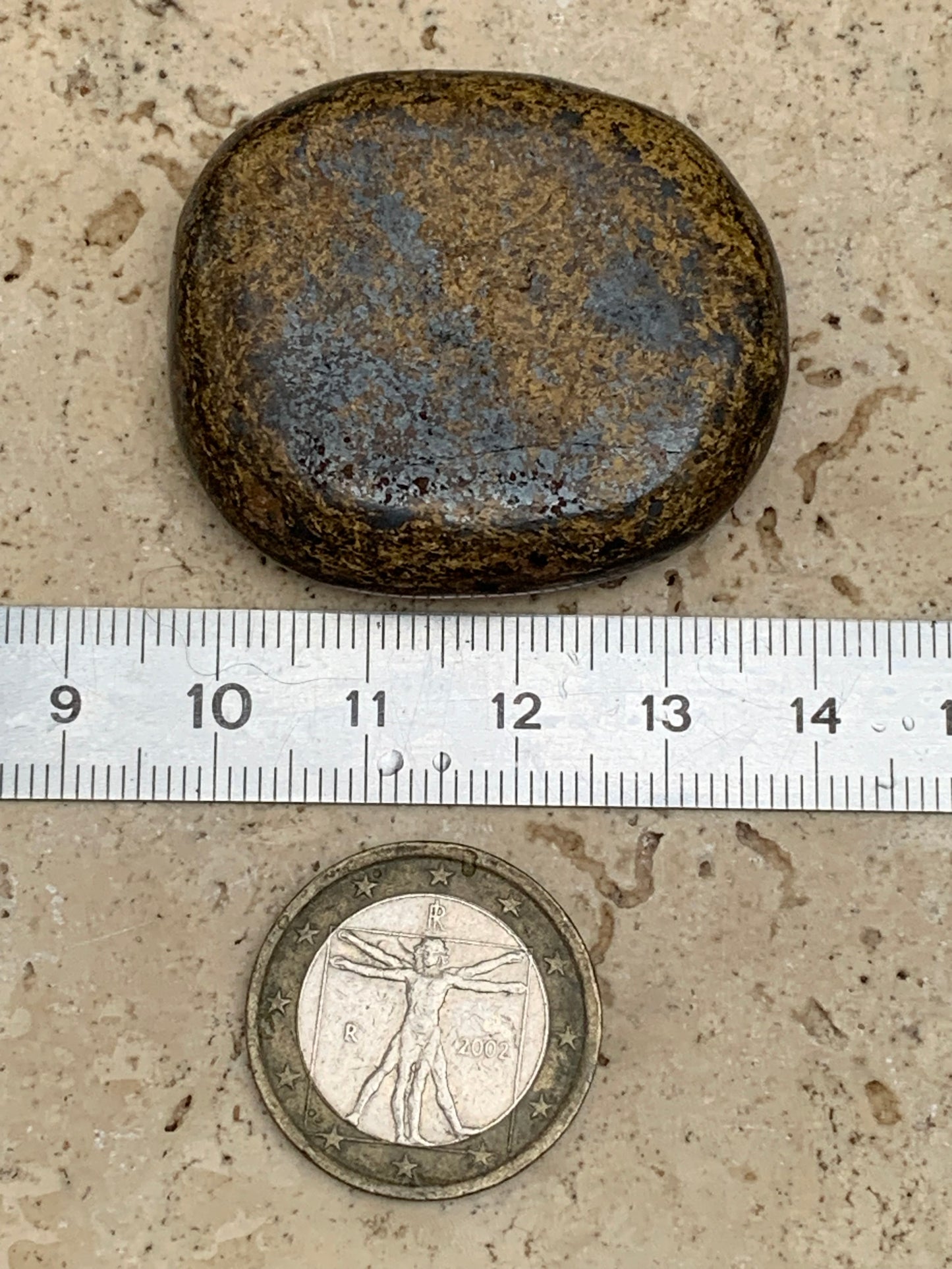 Bronzite, galet/ pierre plate de 40 x 30 x 10mm - 20 gr. Superbe petit galet !