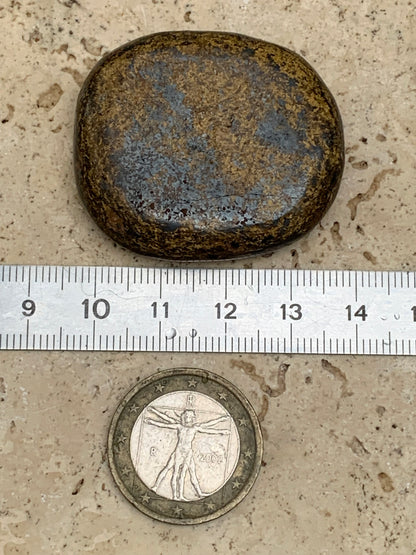 Bronzite, galet/ pierre plate de 40 x 30 x 10mm - 20 gr. Superbe petit galet !