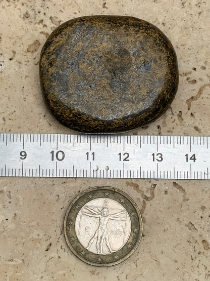 Bronzite, galet/ pierre plate de 40 x 30 x 10mm - 20 gr. Superbe petit galet !
