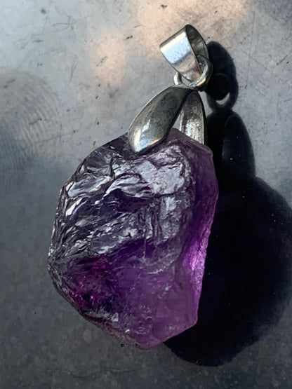 Améthyste, pendentif 'cristal', de 40mm de hauteur x 20 de largeur x 12 d'épaisseur. Vendu avec cordon réglable de couleur noire offert !