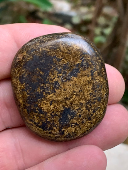 Bronzite, galet/ pierre plate de 40 x 30 x 10mm - 20 gr. Superbe petit galet !