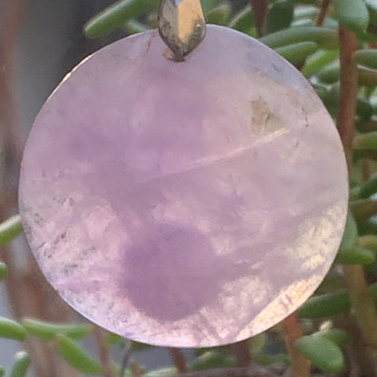 Améthyste, pendentif de 40mm de hauteur x 30 de largeur x 8 d'épaisseur. Vendu avec cordon réglable de couleur noire offert !