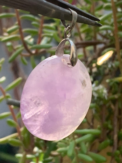 Améthyste, pendentif de 40mm de hauteur x 30 de largeur x 8 d'épaisseur. Vendu avec cordon réglable de couleur noire offert !
