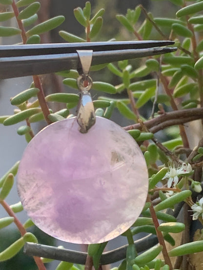 Améthyste, pendentif de 40mm de hauteur x 30 de largeur x 8 d'épaisseur. Vendu avec cordon réglable de couleur noire offert !