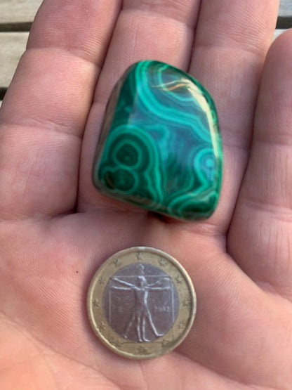 Malachite, tumbled stone of 28 mm x 23 x 21 - 37.2 gr.