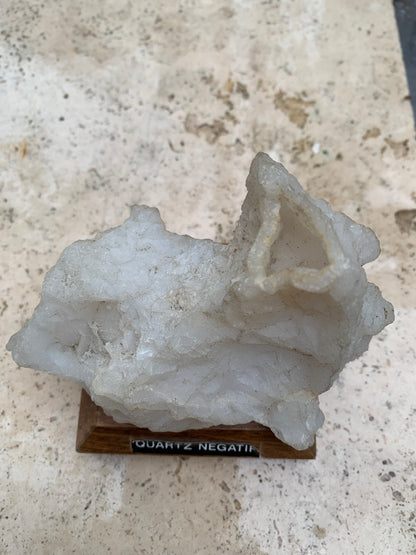 Quartz négatif/ Quartz Alpha - Pièce ancienne sur socle en bois - 103x67x54 mm - 161,1 gr. - Très belle pièce !