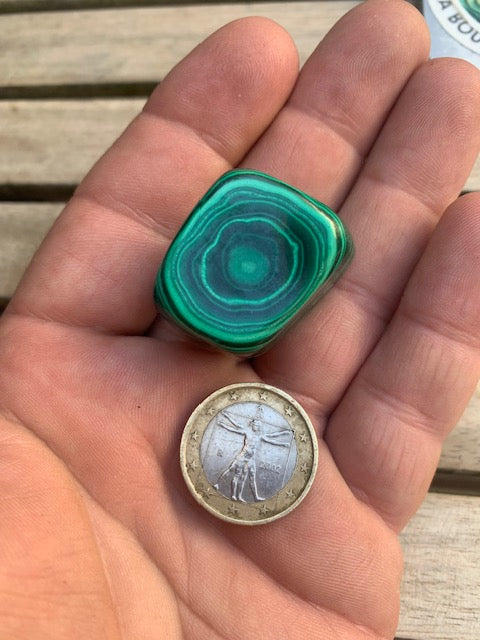 Malachite, tumbled stone of 28 mm x 23 x 21 - 37.2 gr.
