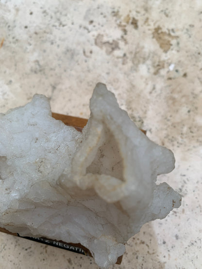 Quartz négatif/ Quartz Alpha - Pièce ancienne sur socle en bois - 103x67x54 mm - 161,1 gr. - Très belle pièce !