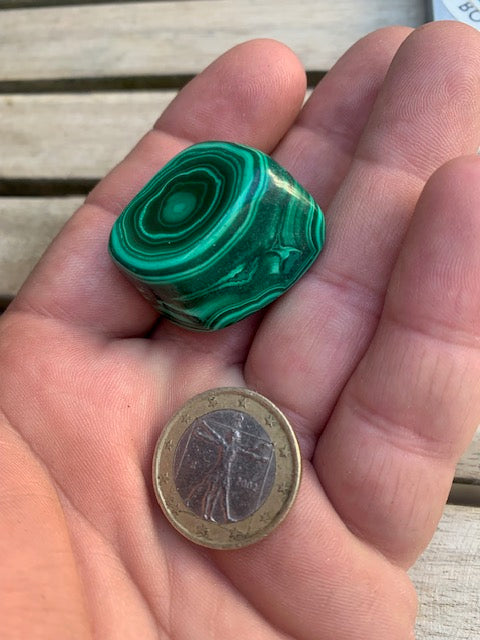 Malachite, tumbled stone of 28 mm x 23 x 21 - 37.2 gr.