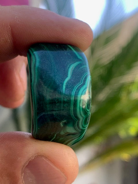 Malachite, tumbled stone of 28 mm x 23 x 21 - 37.2 gr.