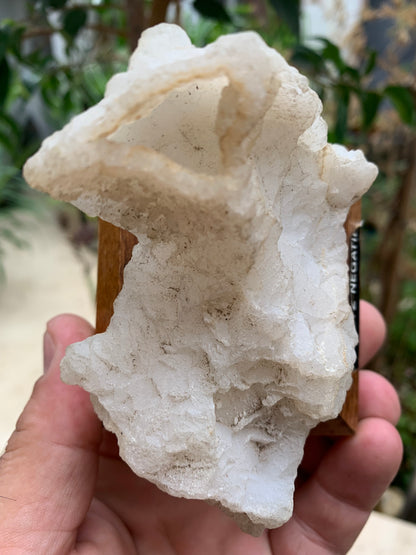 Quartz négatif/ Quartz Alpha - Pièce ancienne sur socle en bois - 103x67x54 mm - 161,1 gr. - Très belle pièce !