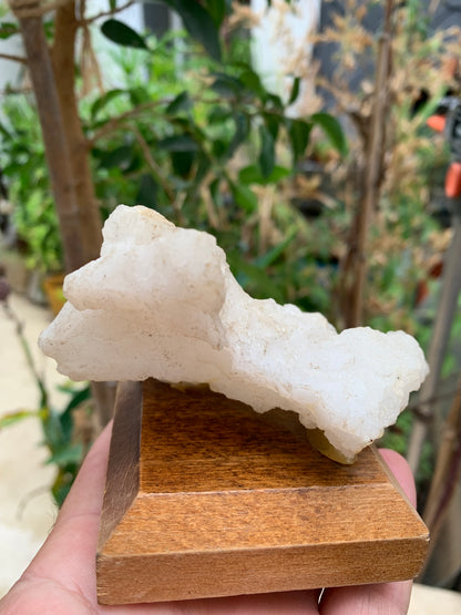 Quartz négatif/ Quartz Alpha - Pièce ancienne sur socle en bois - 103x67x54 mm - 161,1 gr. - Très belle pièce !