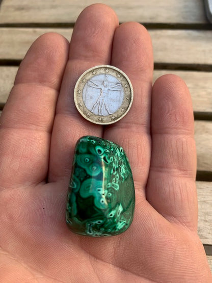 Malachite, tumbled stone of 34 mm x 24 x 21 - 36.3 gr.