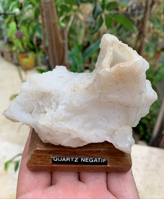 Quartz négatif/ Quartz Alpha - Pièce ancienne sur socle en bois - 103x67x54 mm - 161,1 gr. - Très belle pièce !