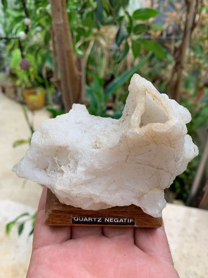 Quartz négatif/ Quartz Alpha - Pièce ancienne sur socle en bois - 103x67x54 mm - 161,1 gr. - Très belle pièce !