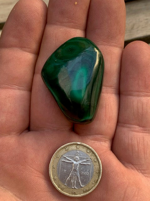 Malachite, tumbled stone of 40 mm x 30 x 15 - 33.3 gr.