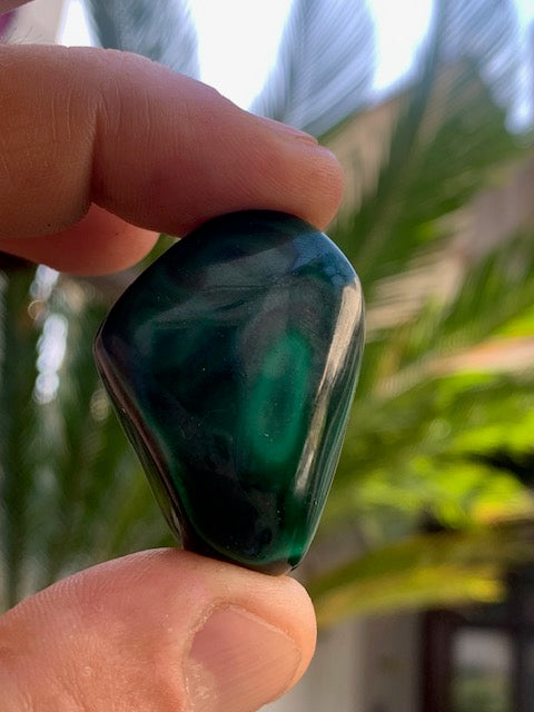 Malachite, tumbled stone of 40 mm x 30 x 15 - 33.3 gr.