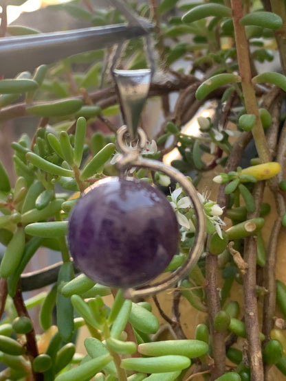 Améthyste, pendentif 'Globe' en Argent, de 28mm de hauteur x 17 de largeur x 14 d'épaisseur. Vendu avec cordon réglable de couleur noire offert !