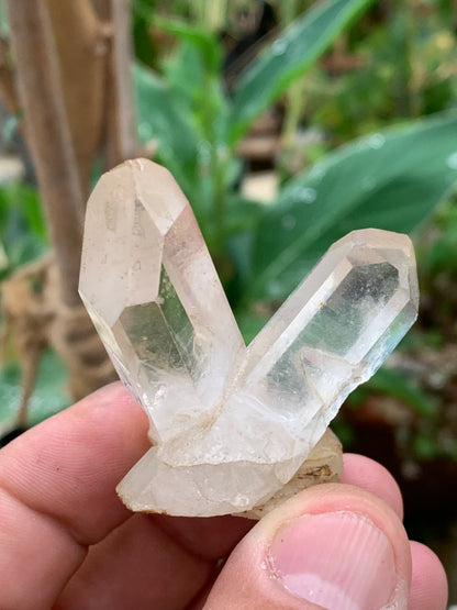 Cristal de Roche - Double pointe laser naturelle - ± 48 de haut x 50 de large x 32 mm d'épaisseur - 43,4 gr. !