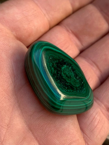 Malachite, tumbled stone of 40 mm x 30 x 15 - 33.3 gr.