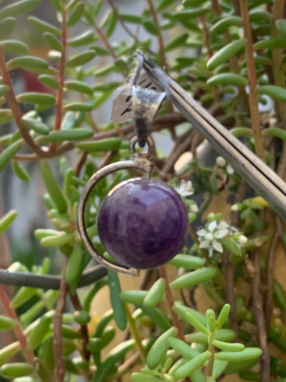 Améthyste, pendentif 'Globe' en Argent, de 28mm de hauteur x 17 de largeur x 14 d'épaisseur. Vendu avec cordon réglable de couleur noire offert !