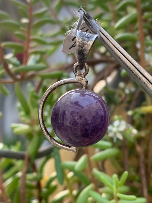 Améthyste, pendentif 'Globe' en Argent, de 28mm de hauteur x 17 de largeur x 14 d'épaisseur. Vendu avec cordon réglable de couleur noire offert !
