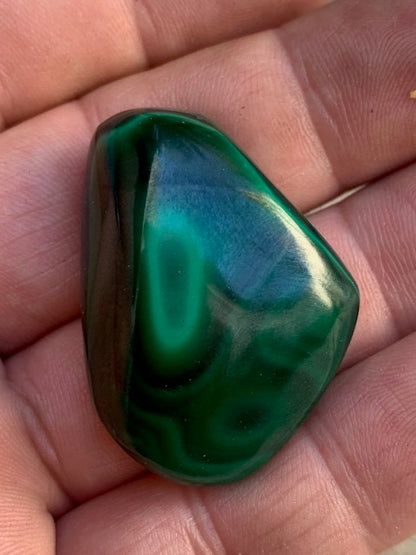 Malachite, tumbled stone of 40 mm x 30 x 15 - 33.3 gr.
