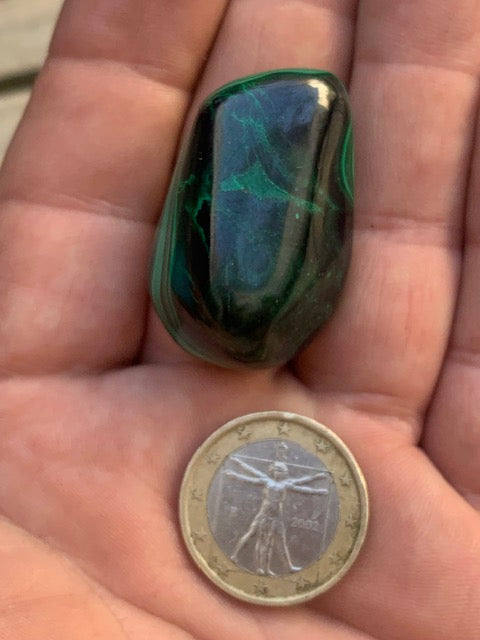 Malachite, tumbled stone of 36 mm x 25 x 17 - 34.8 gr.