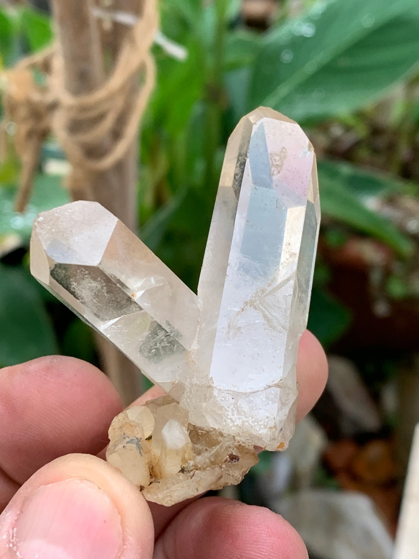 Cristal de Roche - Double pointe laser naturelle - ± 48 de haut x 50 de large x 32 mm d'épaisseur - 43,4 gr. !