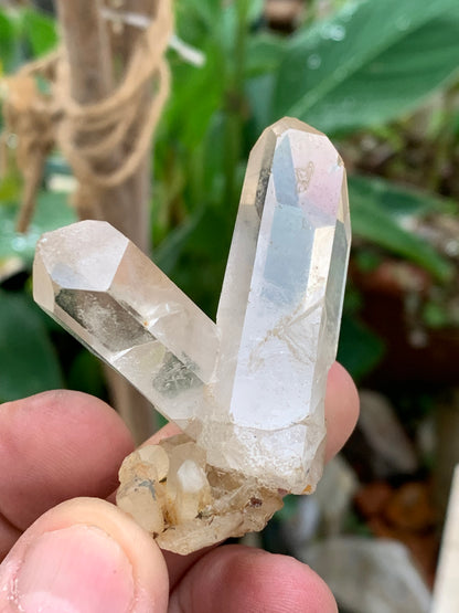 Cristal de Roche - Double pointe laser naturelle - ± 48 de haut x 50 de large x 32 mm d'épaisseur - 43,4 gr. !