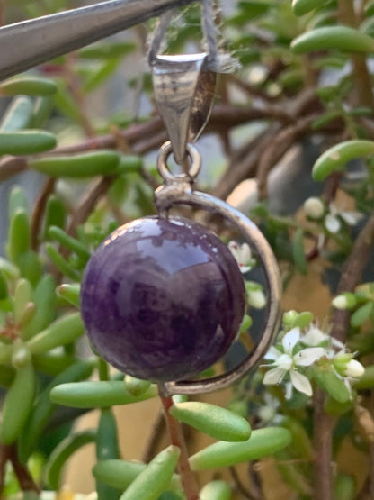 Améthyste, pendentif 'Globe' en Argent, de 28mm de hauteur x 17 de largeur x 14 d'épaisseur. Vendu avec cordon réglable de couleur noire offert !