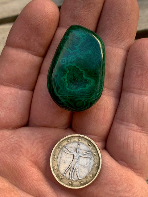 Malachite, tumbled stone of 36 mm x 25 x 17 - 34.8 gr.