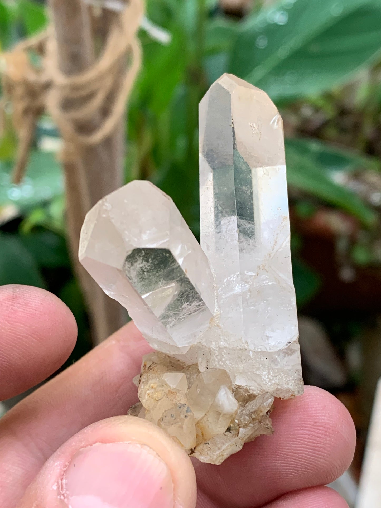 Cristal de Roche - Double pointe laser naturelle - ± 48 de haut x 50 de large x 32 mm d'épaisseur - 43,4 gr. !