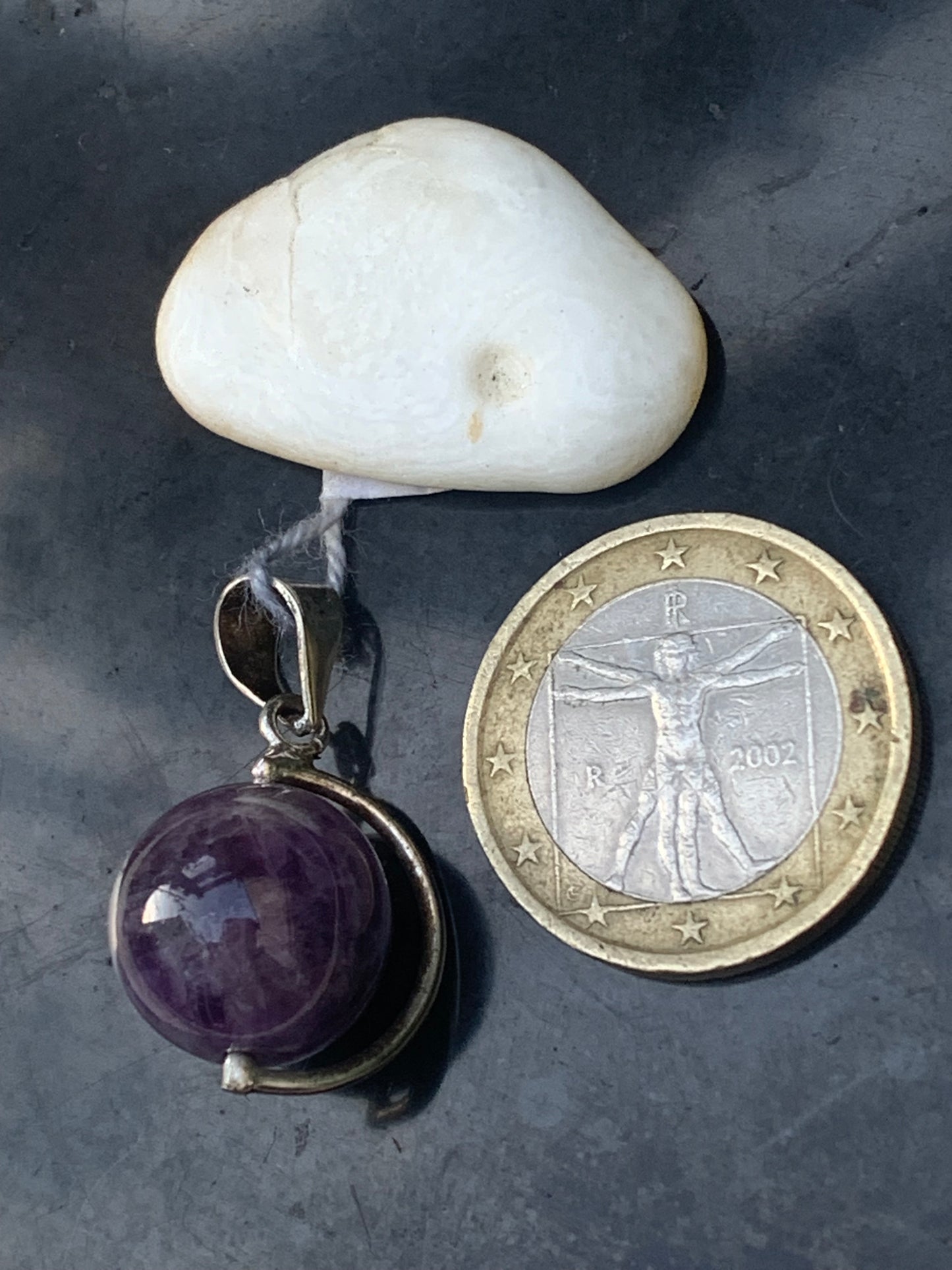 Améthyste, pendentif 'Globe' en Argent, de 28mm de hauteur x 17 de largeur x 14 d'épaisseur. Vendu avec cordon réglable de couleur noire offert !