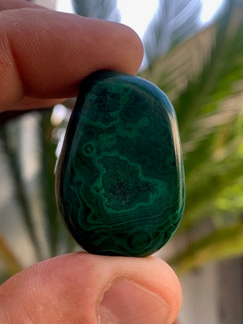 Malachite, tumbled stone of 36 mm x 25 x 17 - 34.8 gr.